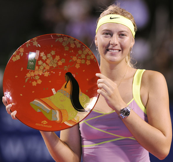 开云体育博彩官网 莎拉波娃一家三口合照 